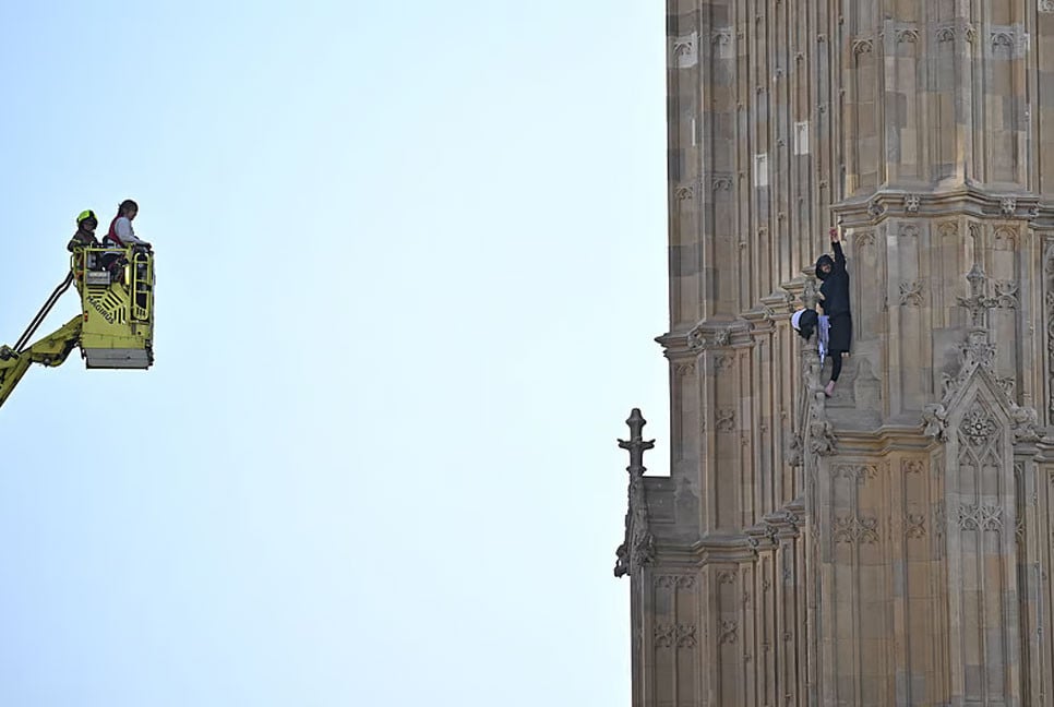 Man arrested after scaling Big Ben, shouting 'Free Palestine'