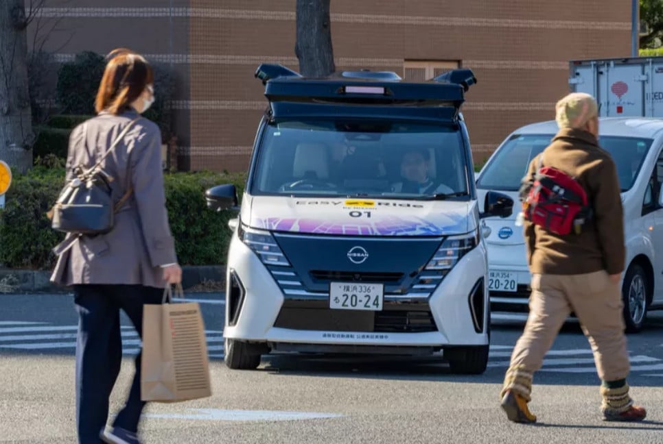 Nissan tests driverless cars on busy Japan city streets