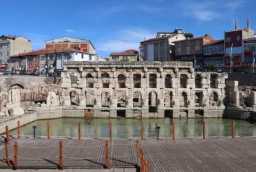 Turkiye's 2,000-year-old Roman bath reopens after restoration