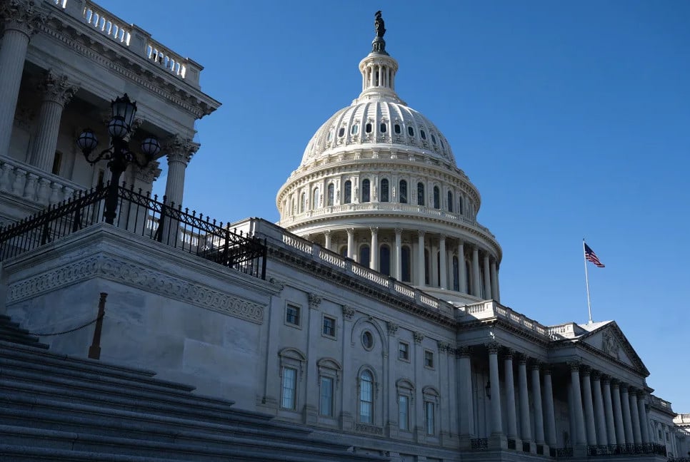 US congress averts government shutdown