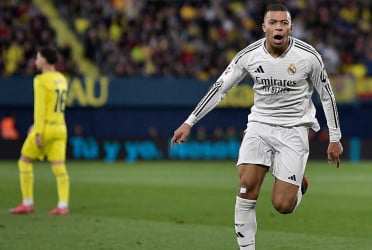 Mbappe double at Villarreal takes Real Madrid top