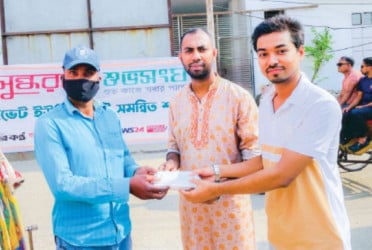 Bashundhara Shuvosangho distributes Iftar among job holders