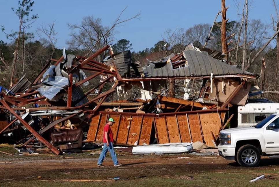 39 dead over weekend as tornadoes, wildfires, dust storms devastate US