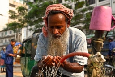 Heatwave sweeps across 12 districts, including Dhaka