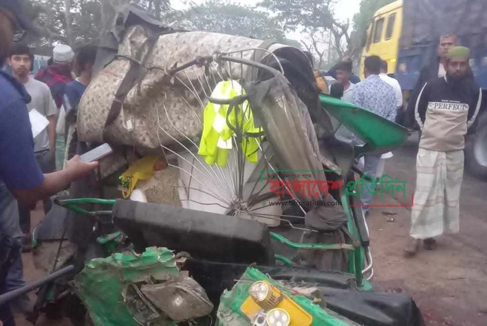 4 killed as bus collides with CNG-auto rickshaw in Pabna