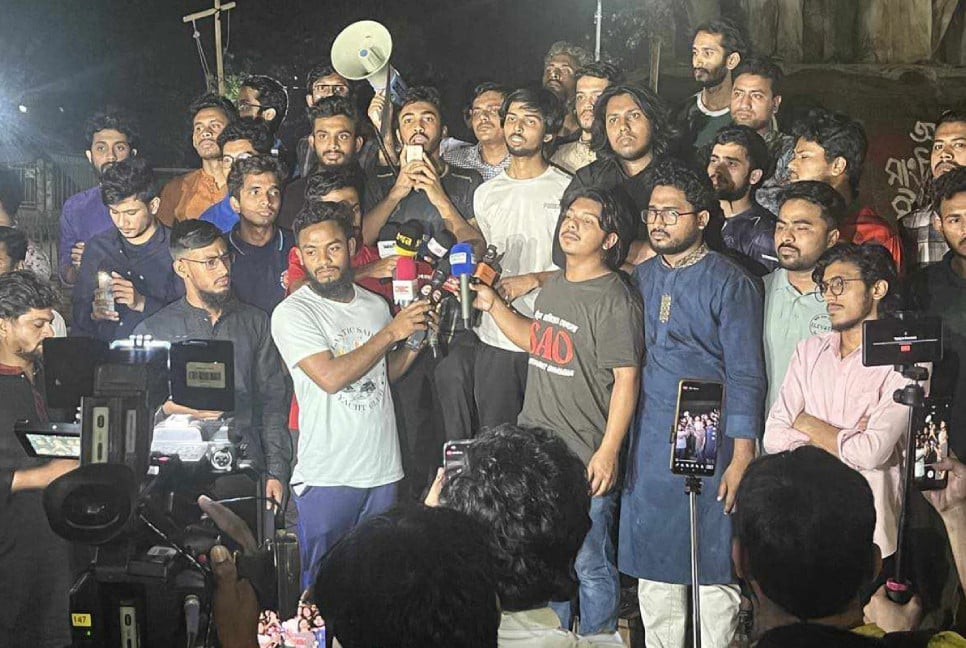 DU erupts at midnight, demanding ban on Awami League