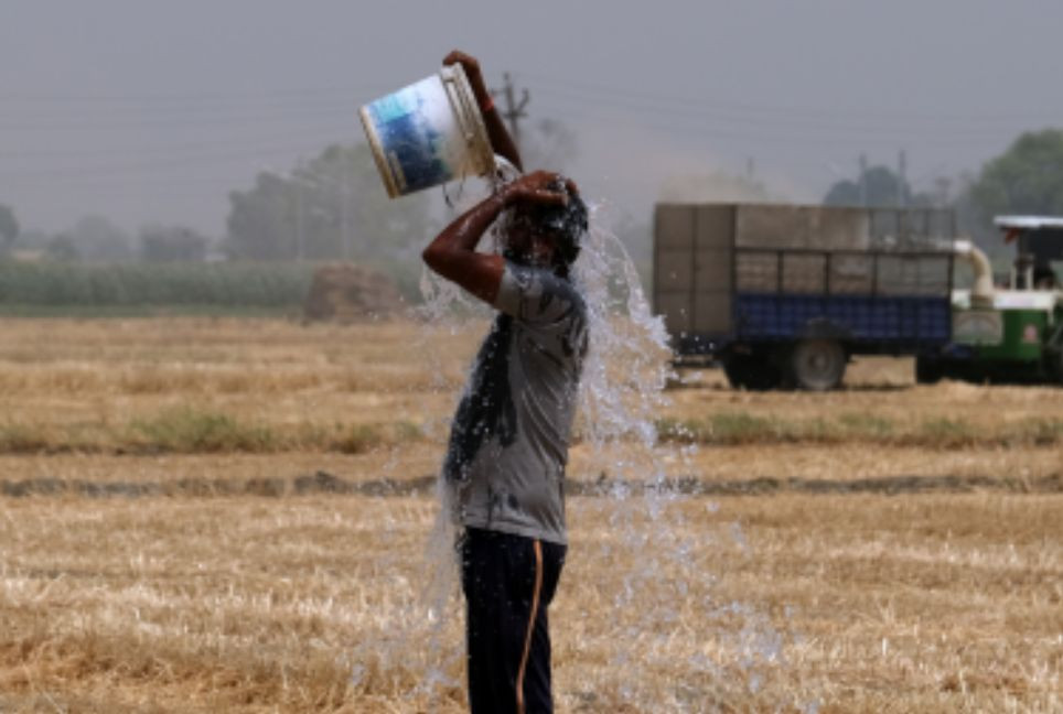 Heatwave sweeps over eight districts