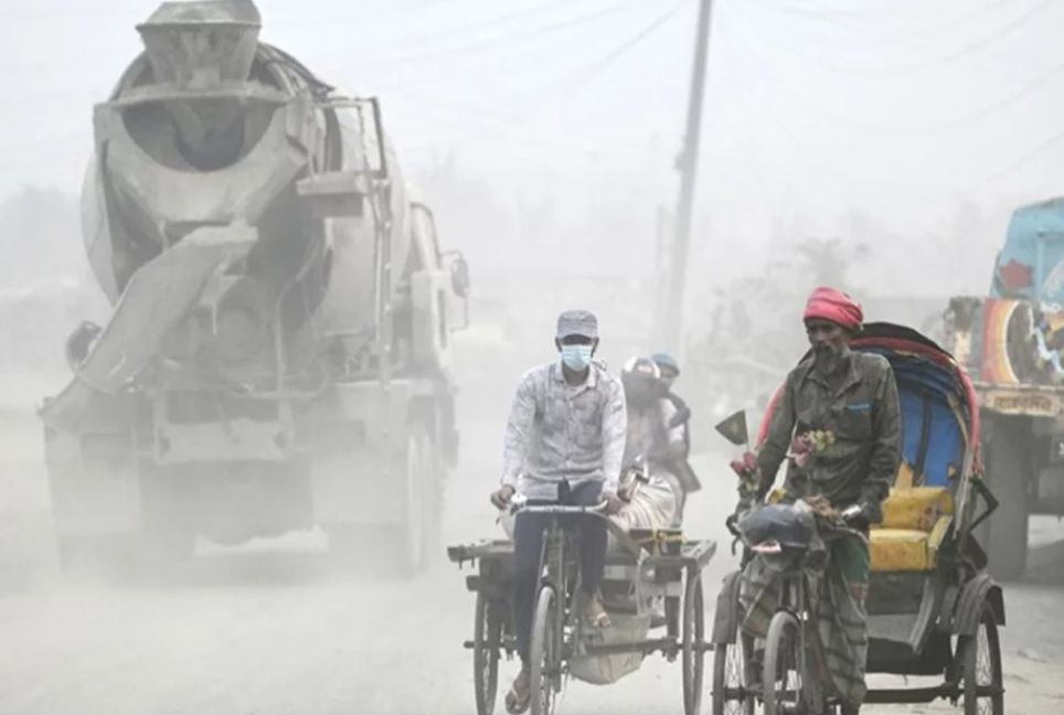 Dhaka suffocates with most polluted air this morning