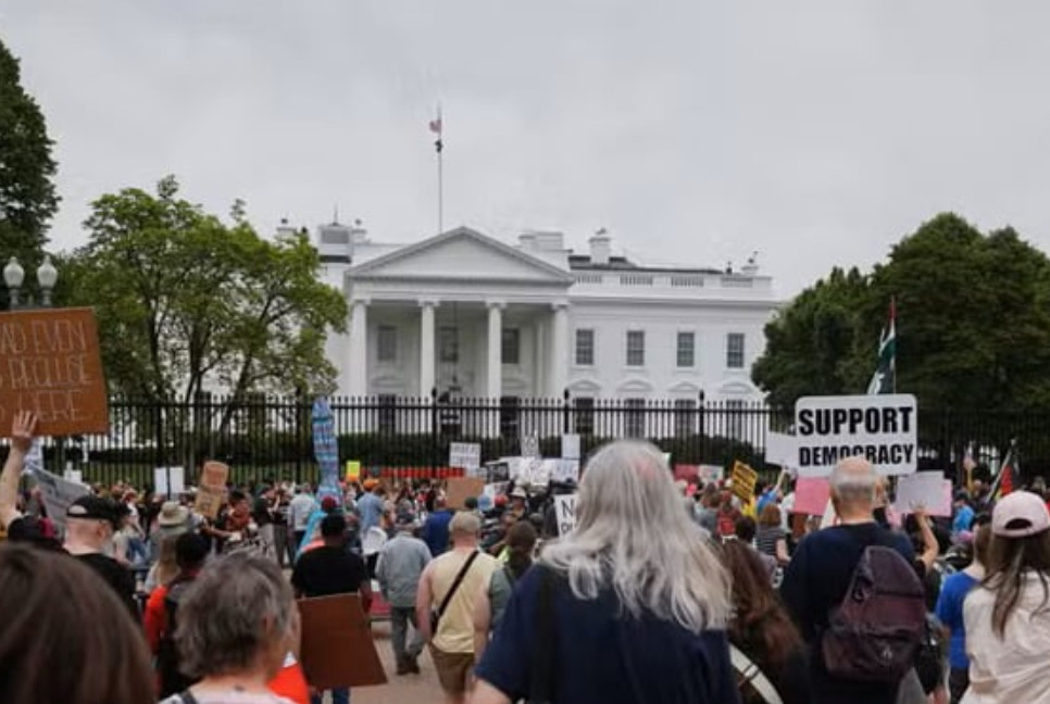 US Supreme Court intervenes to block Trump deportations