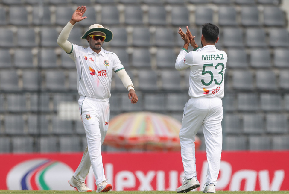Zimbabwe take slender lead despite Bangladesh fightback