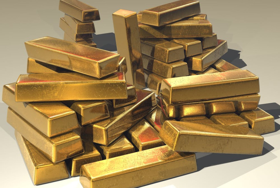 Gold hits record, stocks slip as Trump fuels Fed fears