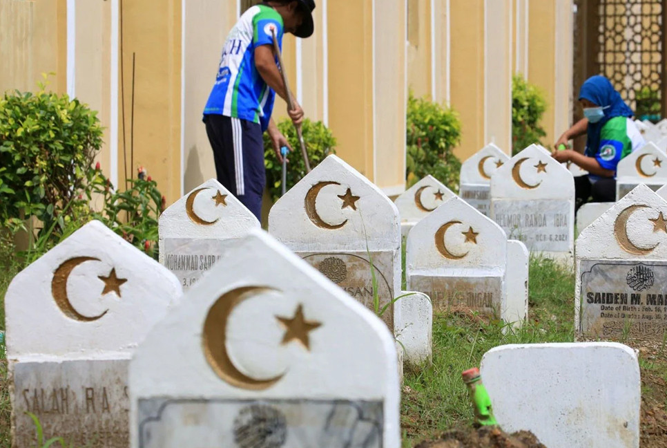 Philippine president signs Islamic Burial Act