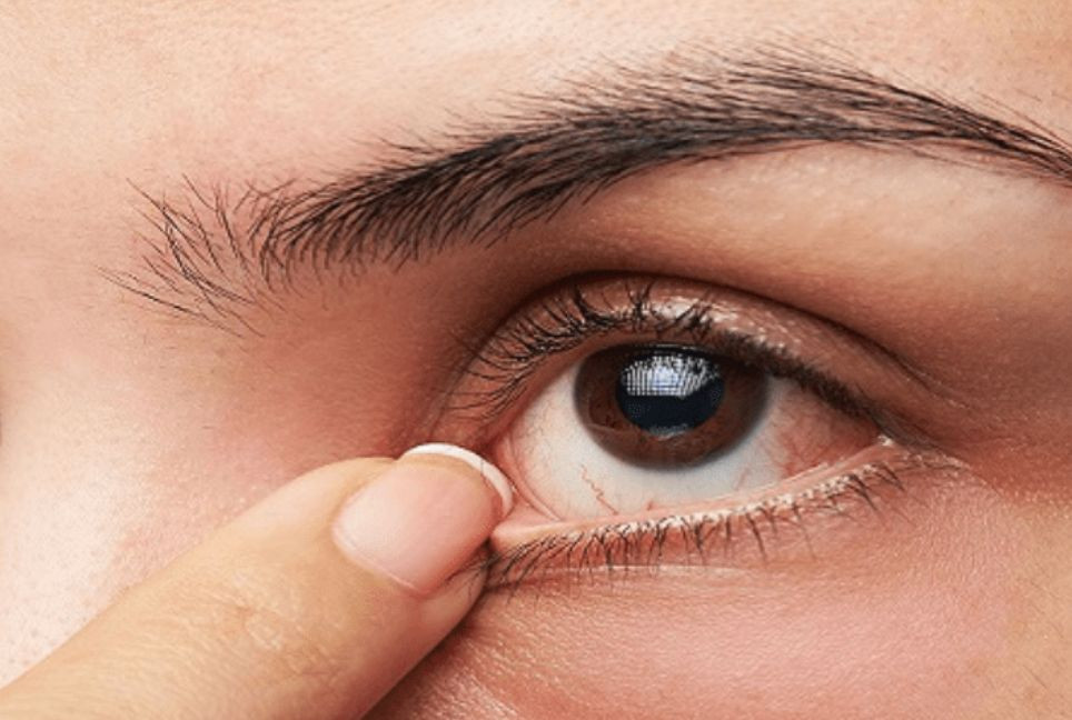 Can menopause cause eye problems?