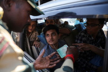 Emotions run high at Pak-India border crossing as citizens rush to return