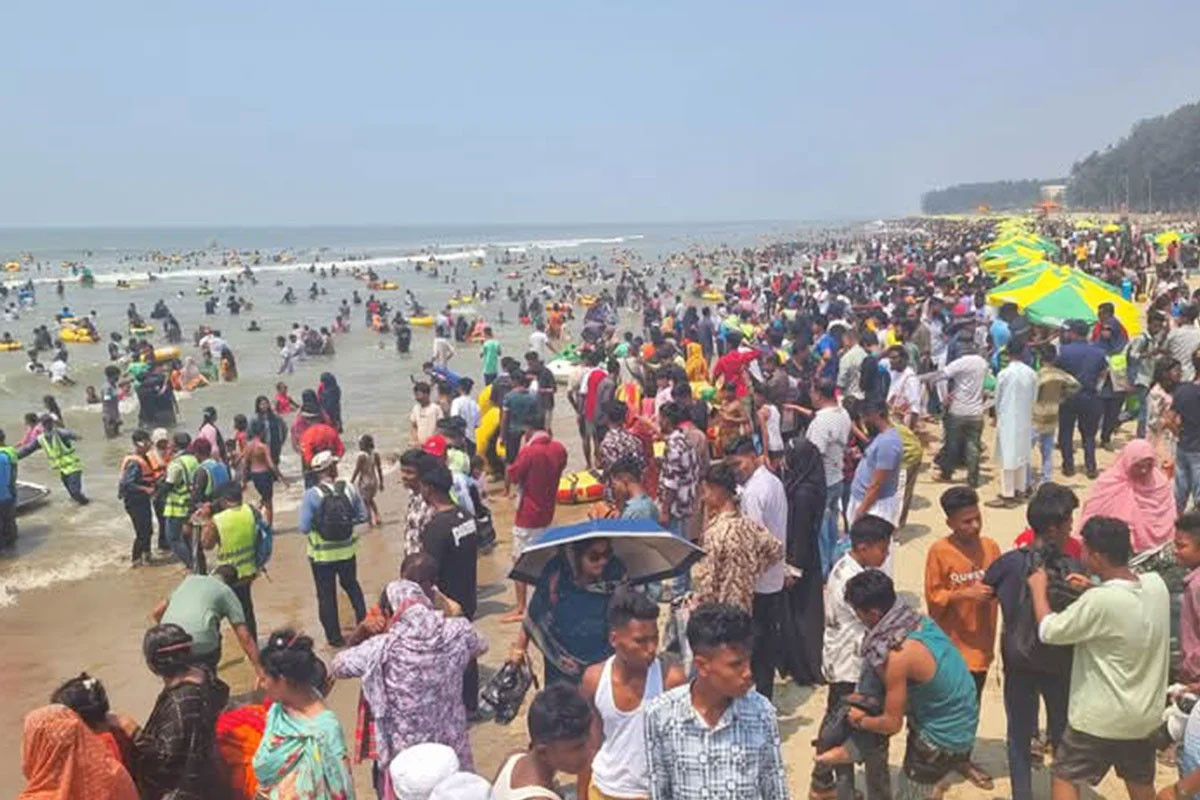 Tourist influx hits Cox's Bazar during 3-day holiday, beaches overflowing