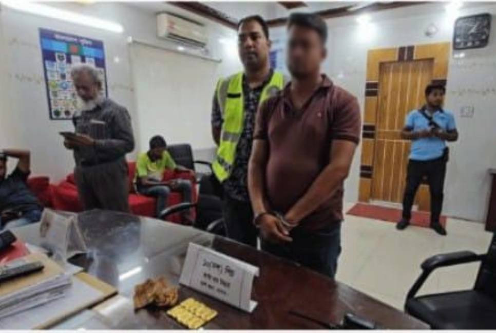 Youth held with 10 gold bars worth in Jashore