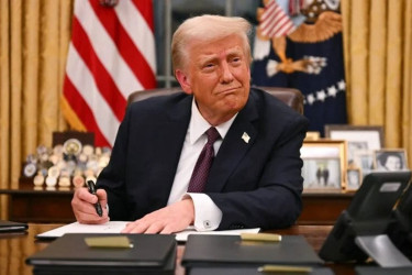 Trump says he’s unsure if he must uphold US constitution as president