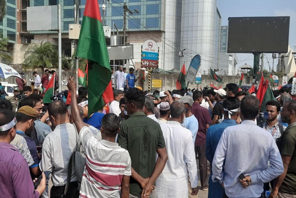 Thousands gather at Dhaka airport to welcome Khaleda Zia