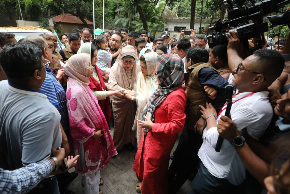 Khaleda along with two daughters-in-law reaches Firoza