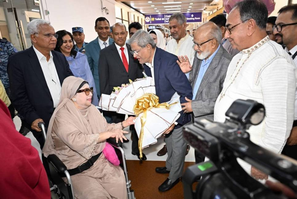 Mirza Fakhrul along with top BNP leaders greet Khaleda Zia