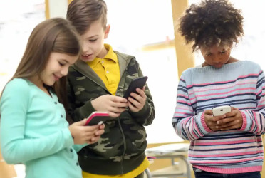 New Zealand PM proposes banning under-16s from social media