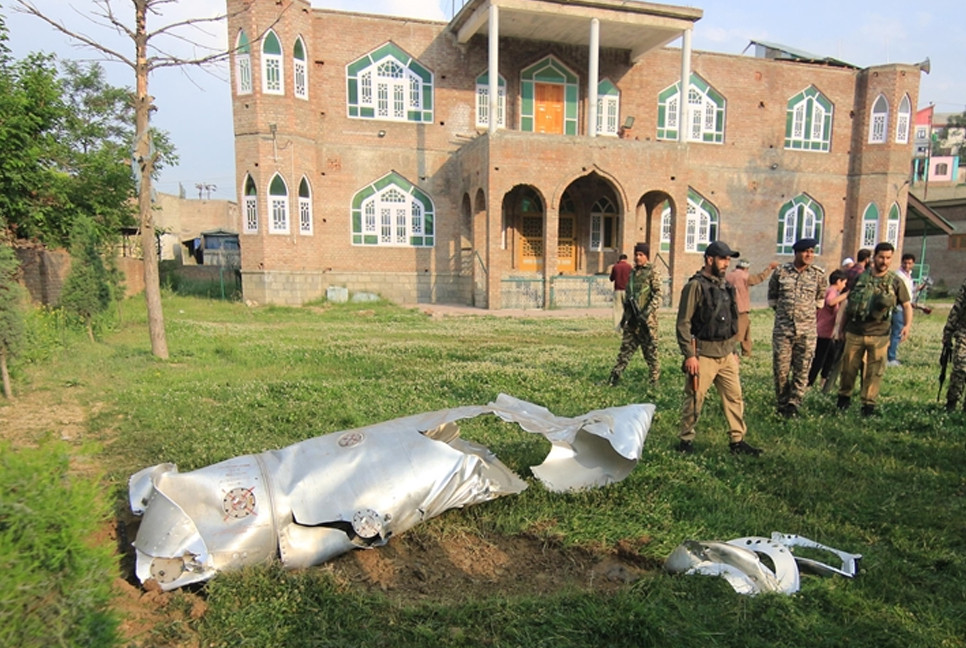 Pak defense chief claims it downed 5 Indian Air Force jets