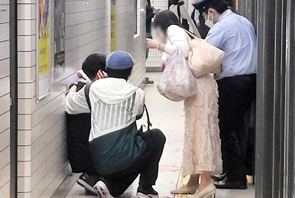 Man with knife slashes 2 at a Tokyo station