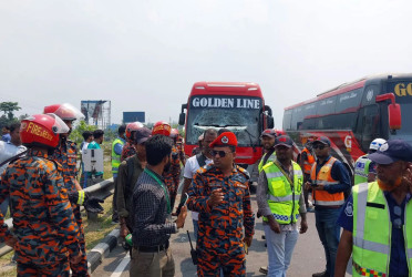 5 killed as bus crashes into ambulance on Dhaka-Mawa Expressway
