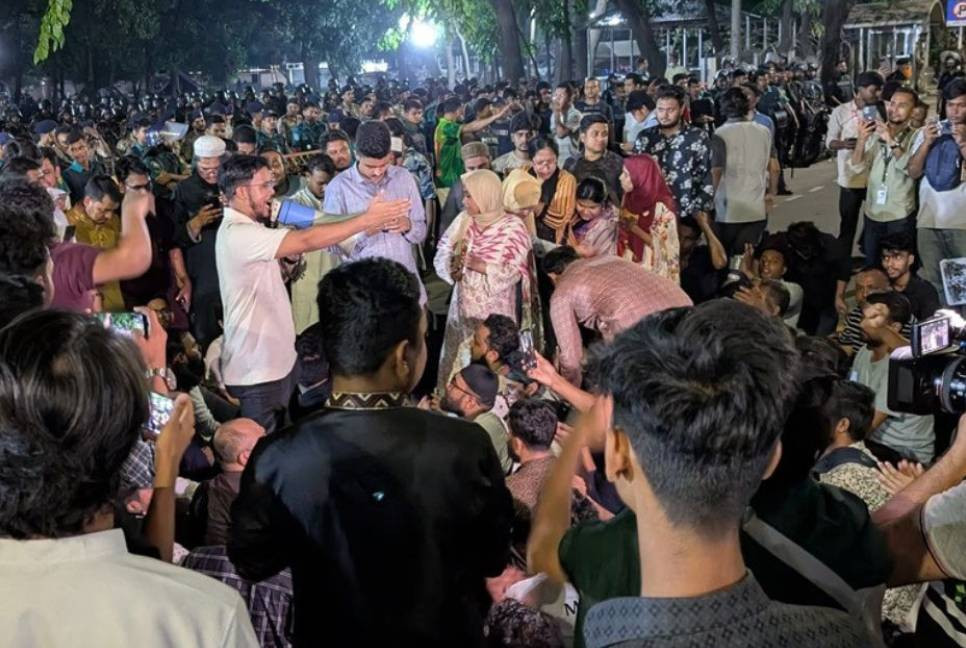 Students demo in front of Jamuna demanding ban on AL