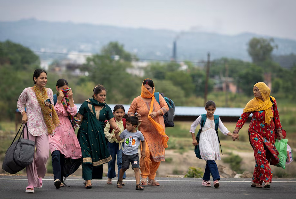Villagers evacuated from line of fire along India's border with Pakistan
