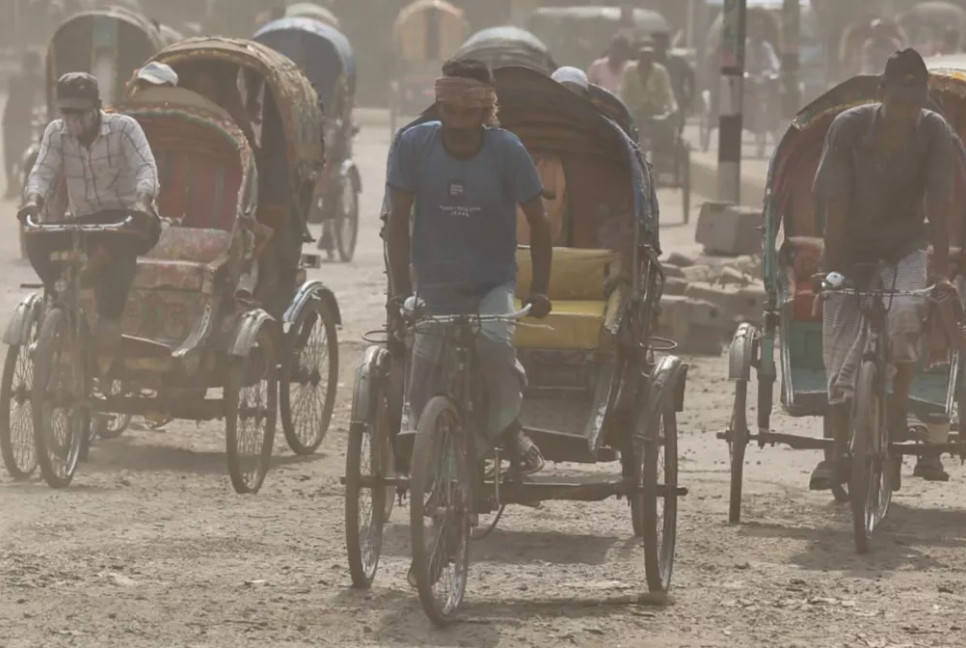 Dhaka’s air ‘unhealthy for sensitive groups’ this morning