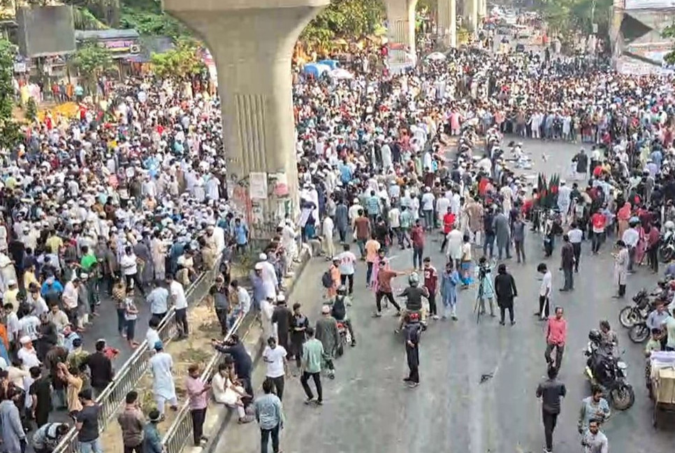 Protesters block Shahbagh demanding ban on AL