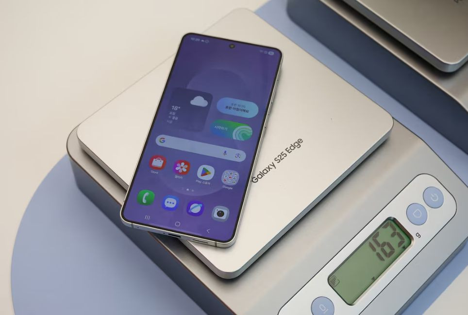 Samsung unveils slimmest phone in race with Apple