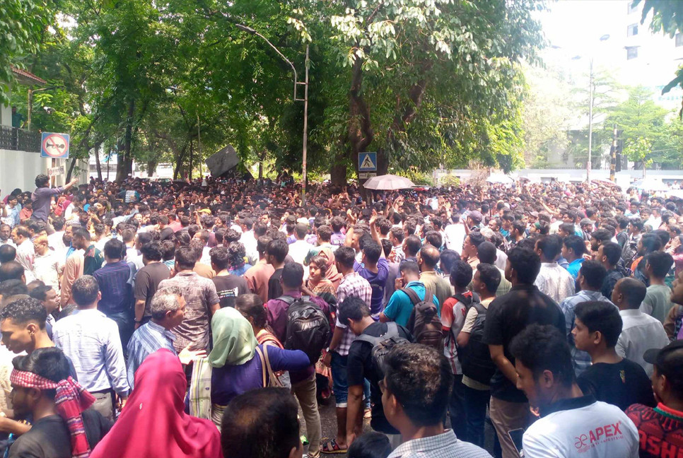 JnU protesters arrive in Kakrail in 25 buses as ex-students coming