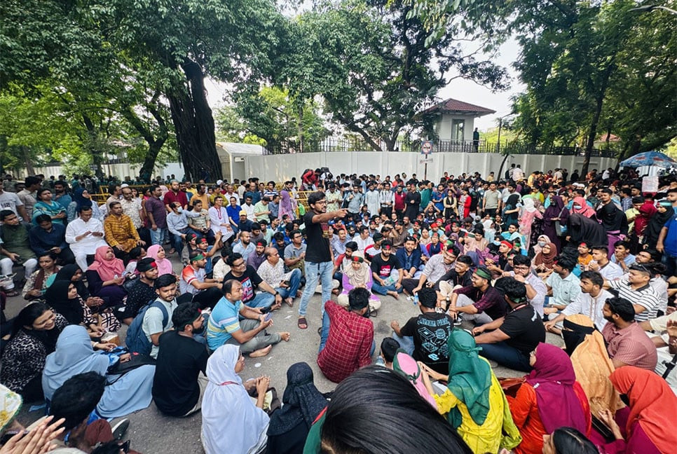 JnU students begin mass hunger strike