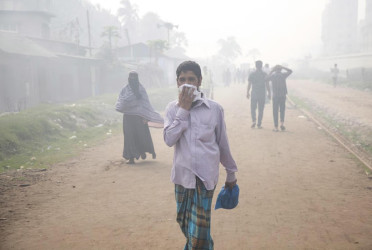 Dhaka's air ‘unhealthy for sensitive groups’, ranks 9th globally