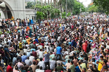 Protesters block Nagar Bhaban demanding Ishraque Hossain as DSCC mayor