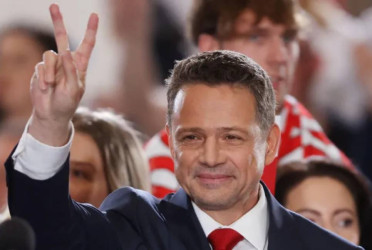 Warsaw's liberal mayor wins Polish presidential vote