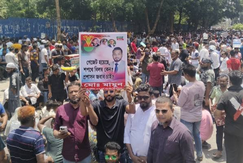 Ishraque’s supporters continue sit-in in front of Nagar Bhaban