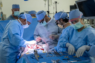 US surgeons perform world's first bladder transplant