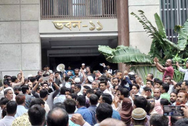 Govt employees demonstrating at Secretariat seeking repeal of Public Service Ordinance
