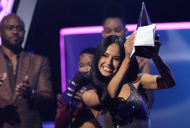 Billie Eilish takes top prize at American Music Awards