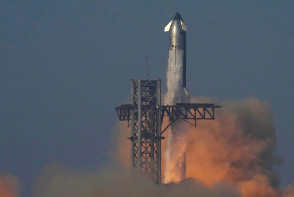 SpaceX’s Starship test flight loses control 30 minutes after launch