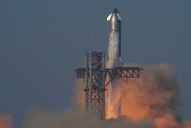 SpaceX’s Starship test flight loses control 30 minutes after launch