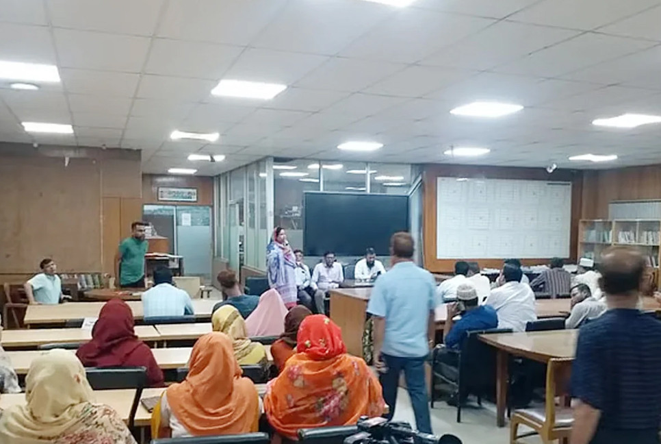 Secretariat employees stage 1-hr work abstention