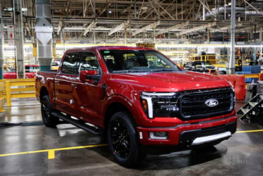 Ford recalls nearly 1.1m vehicles in US over rearview camera glitch