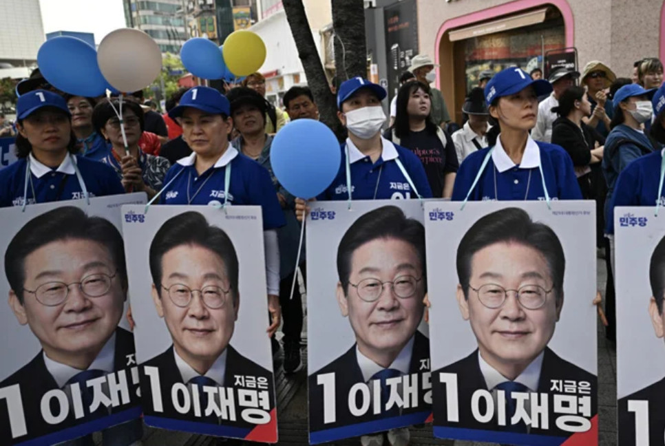 Polls show S. Korea's Lee on track to win presidency by landslide