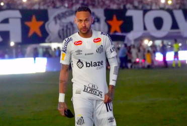 Neymar apologizes for red card in what could be his last game with Santos