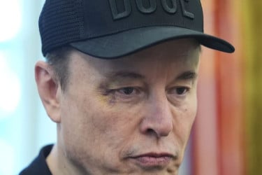 Musk threatens to decommission dragon capsule amid feud with Trump