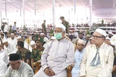 Yunus joins Eid-ul-Azha prayers at National Eidgah
